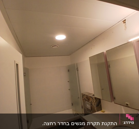 חדר אמבטיה עם מראות וכיור